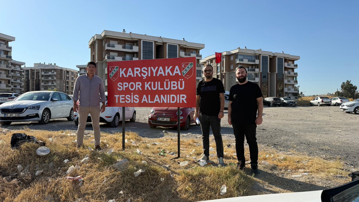 Spormatik's tweet photo. Futbol takımı nasip olursa şampiyonluk yaşarsa efsane başkan olacak insan da bellidir. Şampiyonluk gelir gelmez teşekkür edilecek başkan da bellidir. Çünkü hem yetiştirici hem yarışmacı bir kulüp olma yolunda ilerliyoruz. 

Burhanettin Basatemür'u kulübümüze kazandırıp, 113 yıllık kulübün futbol kaderini tek hamleyle değiştiren Azat Yeşil'dir.

Futbol takımın peşinatlarını, maç başlarını ve primlerini neredeyse tek başına ödeyen Azat Yeşil'dir. 

Kimse kendine rol biçmesin. Futbolda ki başarının en büyük mimarı Azat Yeşil Başkan ve Komutan Burhanettin Basatemur'dur. İlla bir teşekkür edilecekse önce bu isimlerden başlanır, yoksa kul hakkına girer. Ardından gece gündüz demeden futbol takımının her şeyiyle ilgilenen, tüm deplasmanlara takımla birlikte olan Hamit Erol ve Murat Cansız gelir.

100 dönümlük tesisle ilgilenenlerde bellidir. Ankaraya gidip iş çözenlerde bellidir. Stat işlerine koşanlarda bellidir. Takım kötü gittiğinde ortalığı karıştıranlarda bellidir, Hocamızın dağ gibi arkasında duranlarda bellidir. Kütahya mağlubiyeti sonrası sağda solda gevşek gevşek konuşanlarda bellidir. Takıma moral verip arkasında duranlarda bellidir.

Ahmet abimiz de iyi Karşıyakalıdır fedakarlıkları da çoktur hakkı ödenmez ancak hak hukuk neyse gerçek odur. Futbolda ki başarıdan söz edip Azat Yeşil'den bahsetmemek faciadır.  Özellikle basketbolda zor bir dönemden geçiyoruz umarım tüm renktaşlarım, abilerim, kardeşlerim  hakim oldukları branşlarla ve konularla ilgilenir.

Rabbim izin verirse futbolda şampiyonluk basketbol da kümede kalacağız. Kulübümüzün yarınları adına gerçekler ve doğrular neyse onları konuşacağız. Saygılar sevgiler.