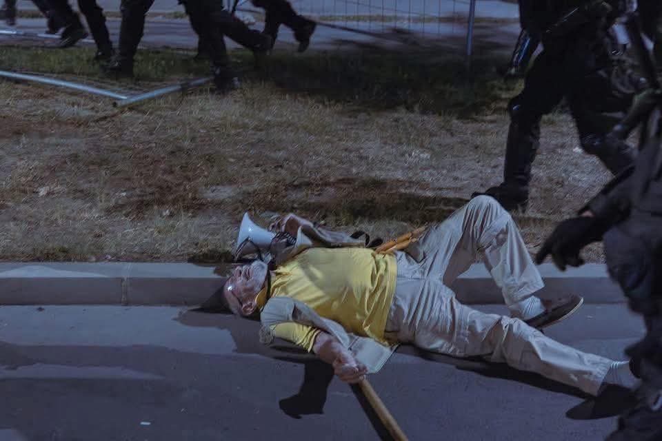 Jel suspendovan žandarm koji je krvnicki gurno čoveka i teško ga povredio?

I zašto nije?