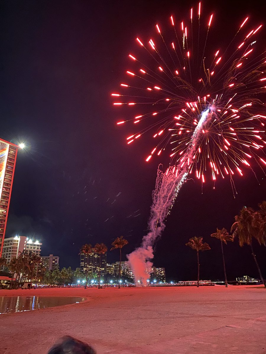 yachi_she's tweet image. 昨日のHiltonのFireworks
以前のと変わってたような気がする…
目の前で始まった👀花火、迫力がすごかったです😄✨🎆
#hawaii #fireworks #hilton #alohaFriday