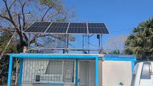 🔆📡 Paneles solares en telecomunicaciones:  
Hasta un 35% de ahorro energético anual y reducción de emisiones en un 40%.  
Más sostenibilidad, más resiliencia, más conectividad. 🌍⚡ 
#EtecsaConCuba