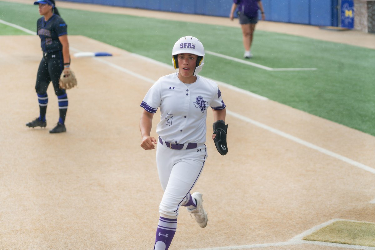 sfa_softball's tweet photo. T5 | Jacks bring in ✌️

Becerra scores on a wild pitch then Sammy Hagman hits a sacrifice fly to left to bring in Morgan Wright!

🪓: 4
🤠: 7

#AxeEm https://t.co/thQedQ2DGg