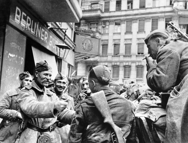 TeaTramRussia's tweet image. #Soviet soldiers in Berlin (1945) #Russia 🇷🇺
#RealNews