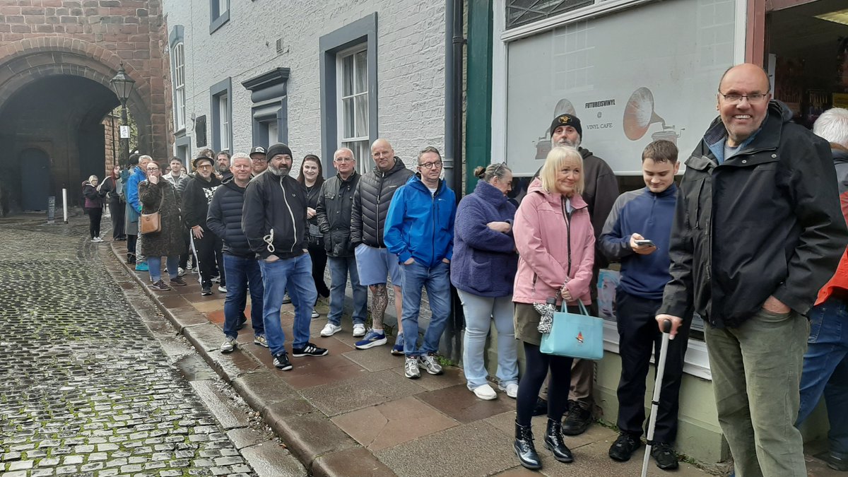 futureisvinyl's tweet photo. Big thanks to everyone who came through for #RSD26 and made the day special @RSDUK top banter all round, patience, understanding and great atmosphere 🙏 @ANTICSBAND 😎 https://t.co/bHEvzi6srH