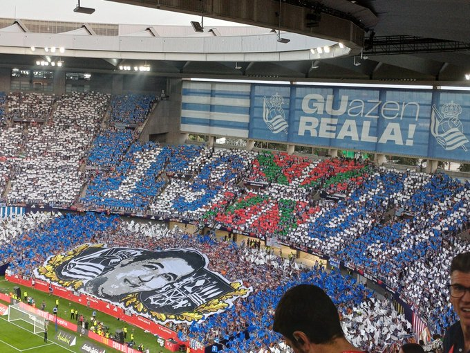 Aitor Zabaleta preside el tifo de los aficionados de la <a href="/RealSociedad/">Real Sociedad Fútbol</a> en la Final de Copa.

📸<a href="/ondadeportivass/">Onda Deportiva Gipuzkoa</a>