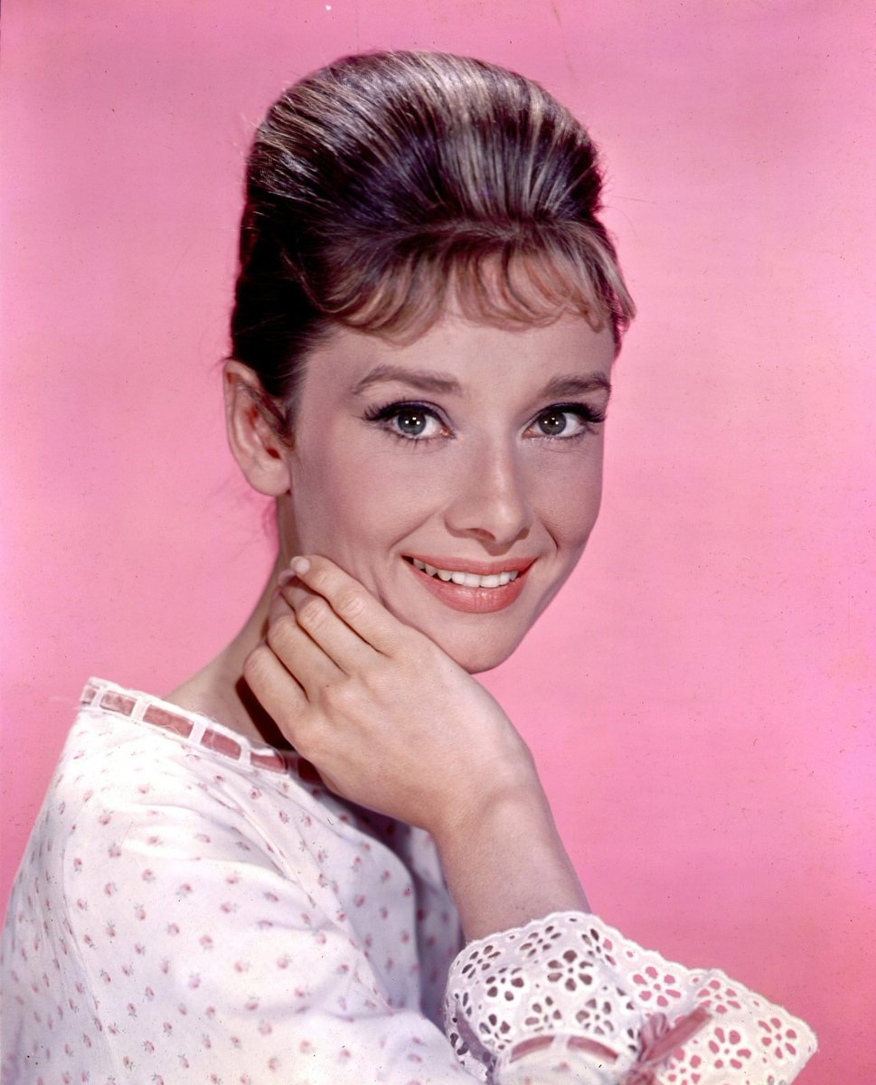 monforda1's tweet image. #firsttimeviewing #myAngel #ThaAudreysmirk #Classicness #allrightreserved #laughinoutsloudest