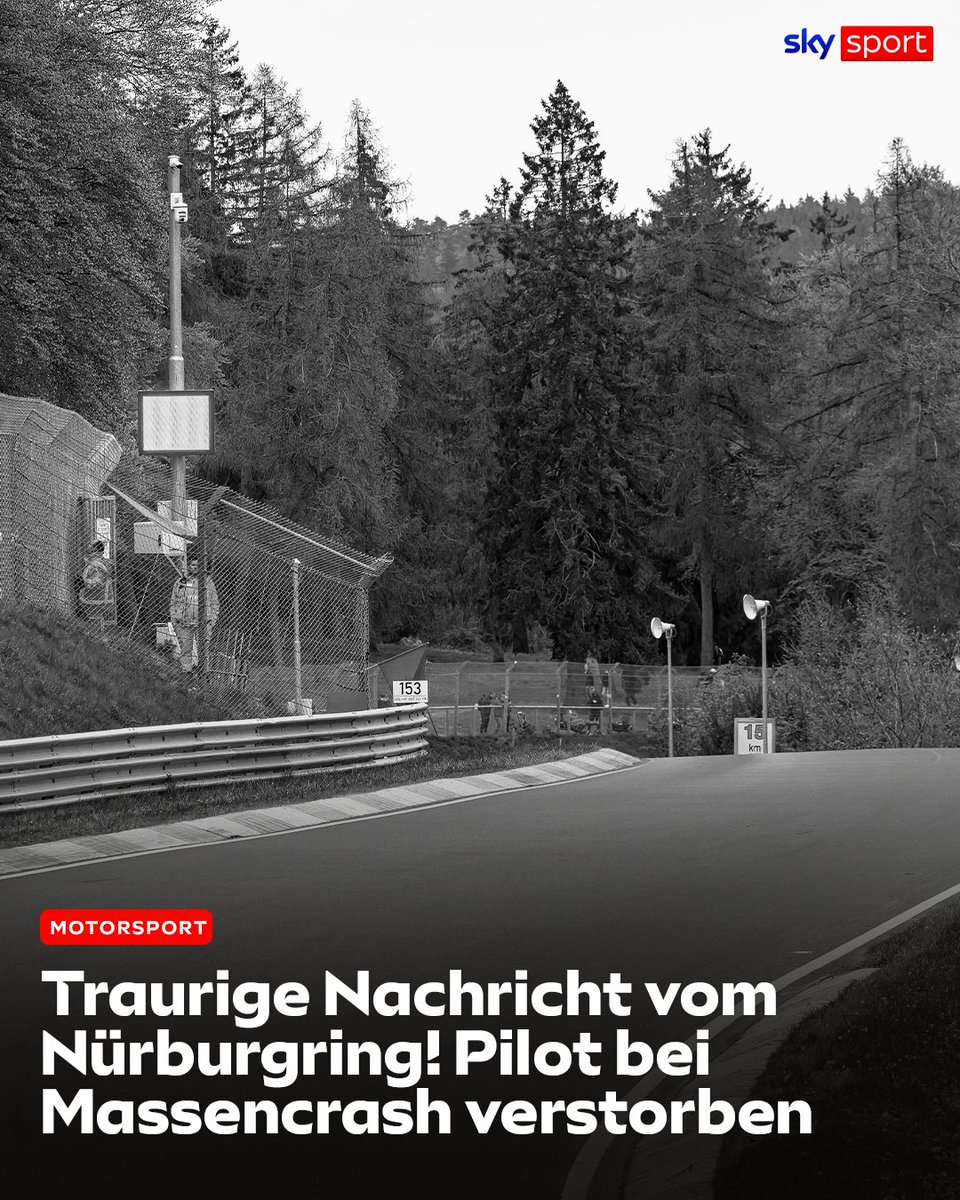 skysportformel1's tweet photo. Schwarzer Samstag auf dem Nürburgring. Nach einem Massencrash verstirbt der BMW-Pilot Juha Miettinen. Der Finne wurde 66 Jahre alt.

Bei der Qualifikation zu den 24 Stunden auf dem Nürburgring ist es zu einem schweren Massencrash gekommen. Sieben Autos waren in dem Horror-Unfall verwickelt.

Das erste Qualifier-Rennen zu den legendären 24 Stunden auf dem Nürburgring mit Formel-1-Weltmeister Max Verstappen musste kurz nach dem Start wegen eines schweren Massencrashs im Streckenabschnitt Klostertal unterbrochen werden. Der vierfache F1-Champion teilt sich den Mercedes-AMG mit der Startnummer 3 mit dem Österreicher Lucas Auer, der zu dem Zeitpunkt des Crashs in der Passage Klostertal am Steuer saß.

Nach der Kollision unterbrach die Rennleitung den Lauf unverzüglich, um die umfangreichen Bergungs- und Rettungsmaßnahmen zu ermöglichen. Trotz schneller Hilfe konnten die Notfallmediziner den beteiligten Piloten Juha Miettinen (BMW 325i, #121) nicht retten. Laut Rennleiter Walter Hornung sei Miettinen im Medical-Center seinen Verletzungen erlegen.

Wie die Rennleitung mitteilte, waren zudem folgende Fahrer in dem Crash involviert: "#27 (Wahl/Rönnefarth/Dumarey/Böckmann, Aston Martin Vantage AMR GT3), #111 (Becker/Spölgen, BMW 325i e90), #410 (Croci/Larbi/Ackermann/Le Bihan, Porsche Cayman GTS), #448 (Klinkmüller/Beckwermert, Porsche Cayman CM12), #503 (Tamm/Egger/Hökfelt, Toyota Supra) und #992 (Griesemann/Griesemann/Adorf/Holzer, Porsche 911 GT3 Cup Manthey 992.1."

Die weiteren beteiligten sechs Piloten wurden zur vorsorglichen Untersuchung in das Medical Center sowie umliegende Krankenhäuser gebracht. Es bestehe wohl für keinen der weiteren Verletzten Lebensgefahr.

Das Rennen wurde am Samstagabend nach der Schocknachricht nicht wieder aufgenommen.