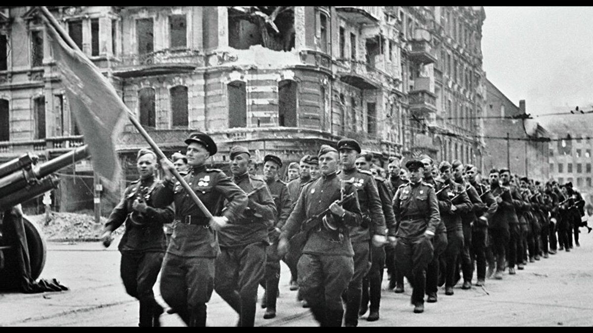 TeaTramRussia's tweet image. #Soviet soldiers in Berlin (1945) #Russia 🇷🇺 
#RealNews #WWII