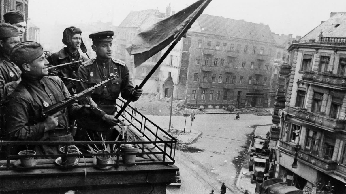 TeaTramRussia's tweet image. #Soviet soldiers in Berlin (1945) #Russia 🇷🇺
#RealNews