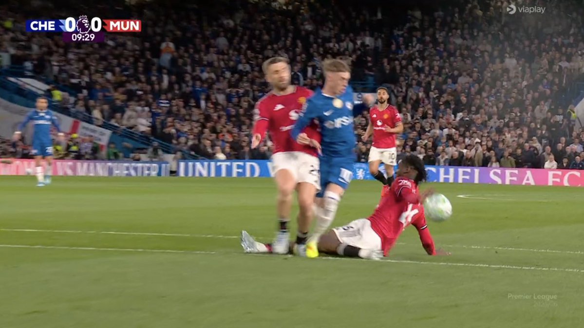 TouchlineX's tweet image. 🚨 - SURELY THIS WAS A FOUL ON COLE PALMER!