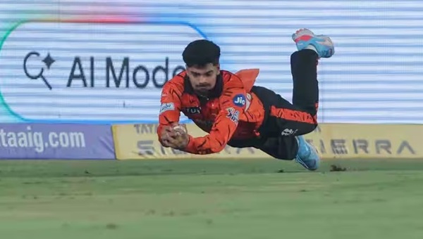 ETrinitymirror's tweet image. @SunRisers pip @ChennaiIPL by 10 #runs in #home #game. Put in to bat, Sunrisers rode a ferocious opening from @IamAbhiSharma4  who tore into the #bowling with a stunning 59 off just 22 balls, striking at an extraordinary rate above 260. shorturl.at/xUoEl @IPL @BCCI @ICC