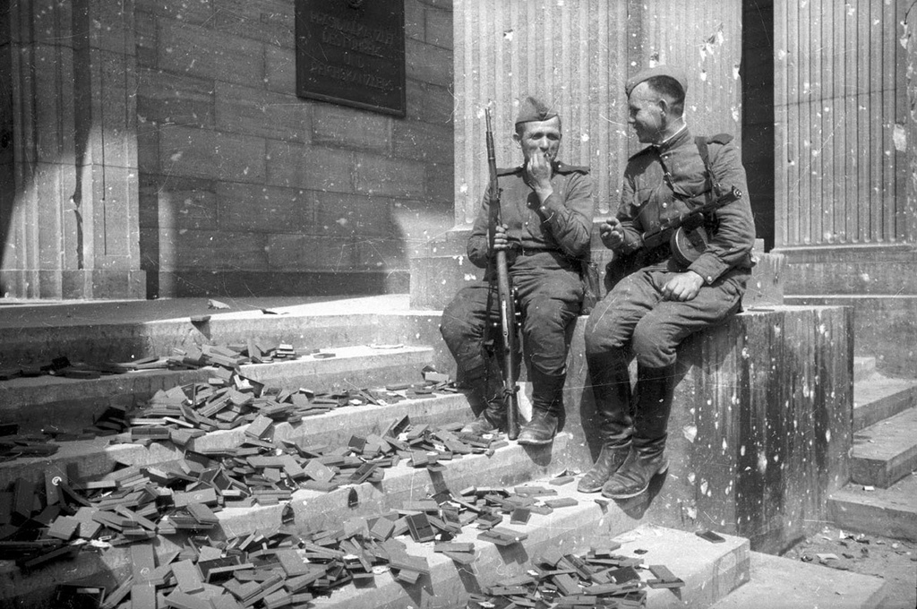 TeaTramRussia's tweet image. #Soviet soldiers in Berlin (1945) #Russia 🇷🇺 
#RealNews #WWII