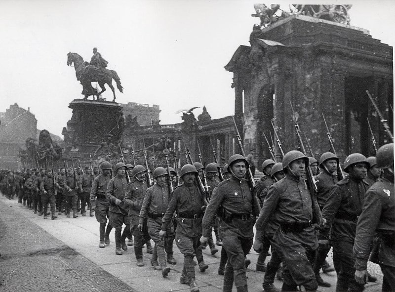 TeaTramRussia's tweet image. #Soviet soldiers in Berlin (1945) #Russia 🇷🇺 
#RealNews #WWII
