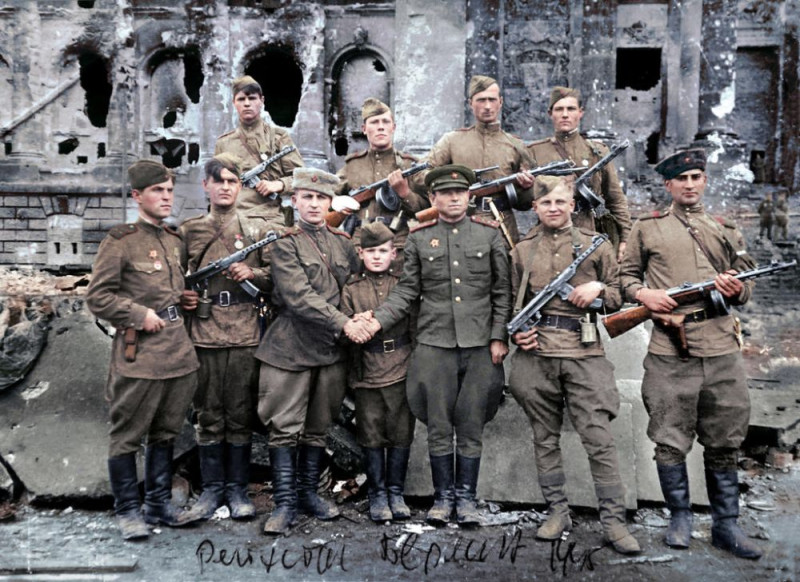 TeaTramRussia's tweet image. #Soviet soldiers in Berlin (1945) #Russia 🇷🇺 
#RealNews #WWII