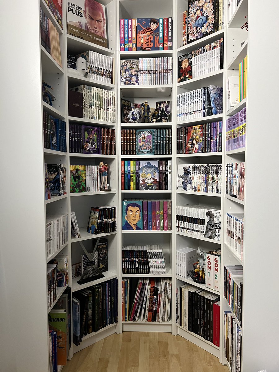Problemas del primer mundo otaku: comprar más estanterías porque la primera "mangateca" (segunda foto) estaba casi al borde del colapso.