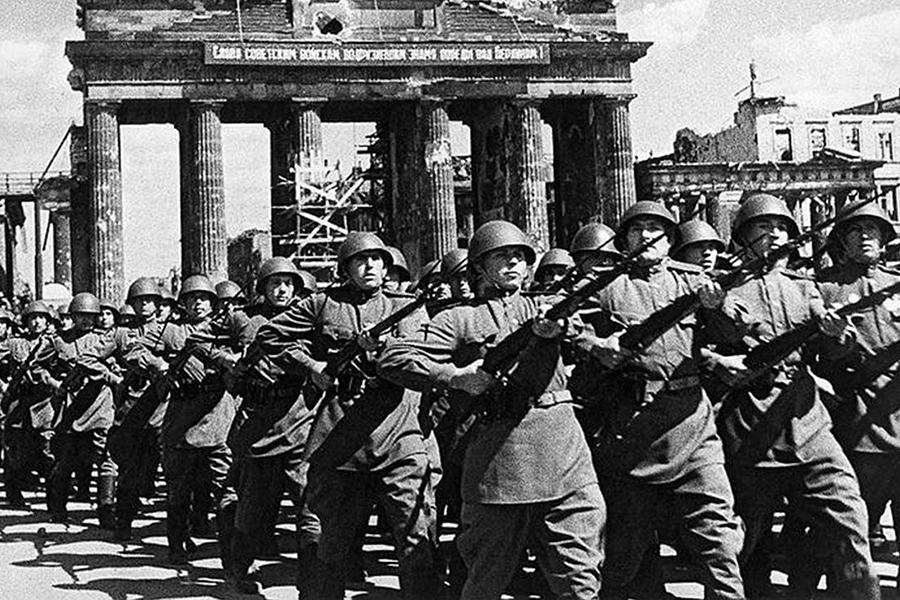 TeaTramRussia's tweet image. #Soviet soldiers in Berlin (1945) #Russia 🇷🇺 
#RealNews #WWII