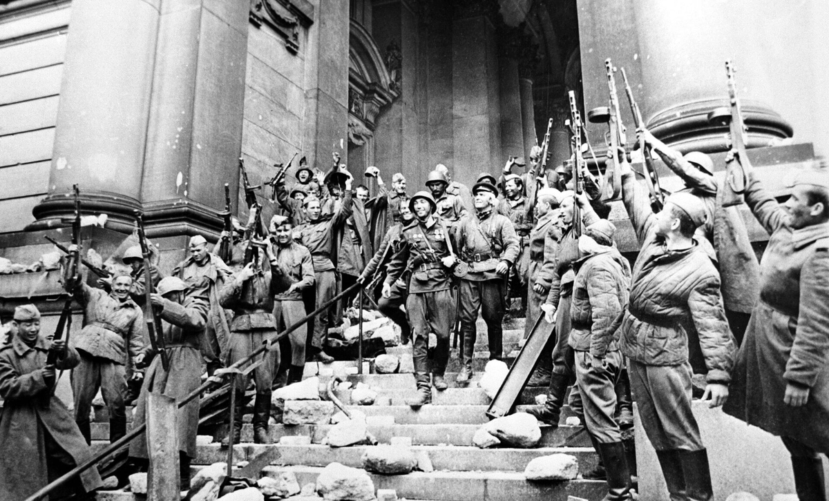 TeaTramRussia's tweet image. #Soviet soldiers in Berlin (1945) #Russia 🇷🇺 
#RealNews #WWII