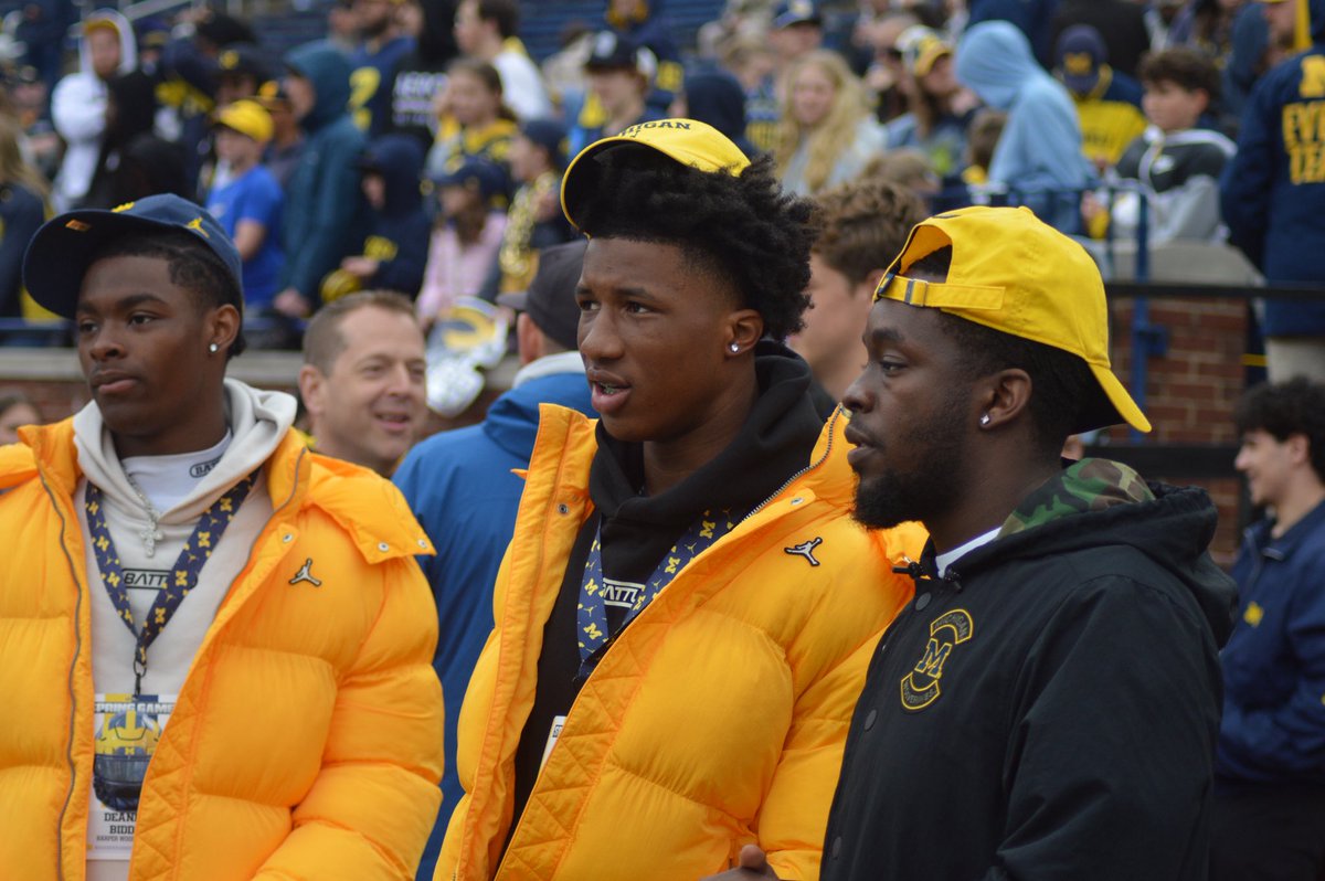 ZachLibby_'s tweet image. Recruits showed up in droves to The Big House, including a pair of priority Top 100 2027 wide receiver targets. 

@MaizenBrew dives deep on the latest #Michigan recruiting intel from the spring game. #GoBlue 

READ: maizenbrew.com/michigan-footb…