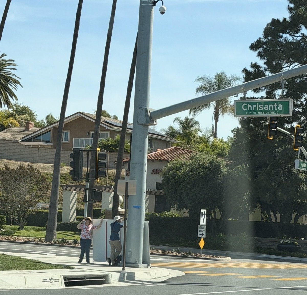 Schlong4365332's tweet image. Why are these right to life anti abortion folks allowed to block the sidewalk and impede foot traffic in @MissionViejoCA ? We see them all the time either blocking the sidewalk or the driveway on the other side.. #RoevWade #ADA @WithAmericans