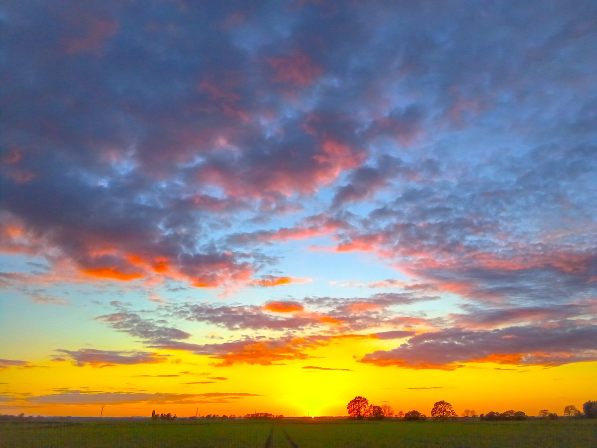 A pretty sunset this evening in Ramsey St Mary's, Cambridgeshire <a href="/bbcweather/">BBC Weather</a> <a href="/BBCLookEast/">BBC East</a> <a href="/metoffice/">Met Office</a> #LoveUKWeather #WeatherWatcheralpacalady