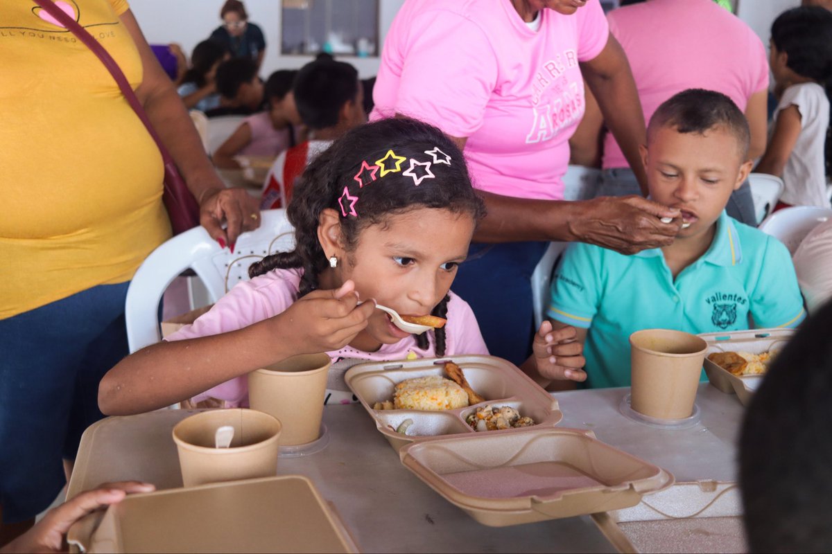 Los Comedores Comunitarios son también un momento para encontrarnos. 🙌🏼

Niños, niñas y jóvenes comparten alimentos nutritivos, juegos y aprendizajes. 

Seguimos construyendo vínculos y bienestar desde la comunidad.