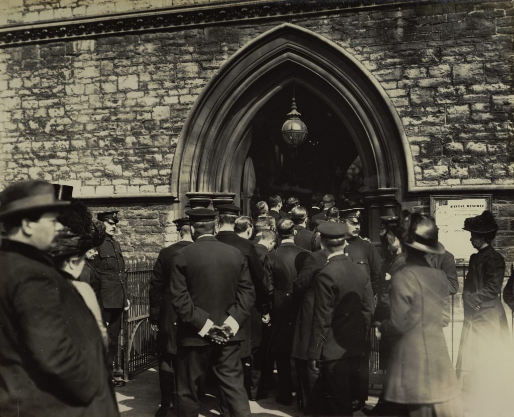 MeriaRmsTitanic's tweet image. On 20th April 1912, 5 days after the sinking of the #Titanic, a 'Titanic Memorial Service' was held in St. Mary's Church in Southampton. Officers and sailors made their way to the church to pay their respects to their colleagues lost at sea.
📸: Southampton Stories
#Titanic114