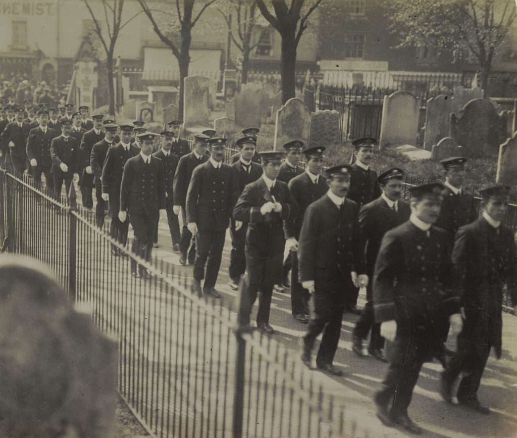 MeriaRmsTitanic's tweet image. On 20th April 1912, 5 days after the sinking of the #Titanic, a 'Titanic Memorial Service' was held in St. Mary's Church in Southampton. Officers and sailors made their way to the church to pay their respects to their colleagues lost at sea.
📸: Southampton Stories
#Titanic114