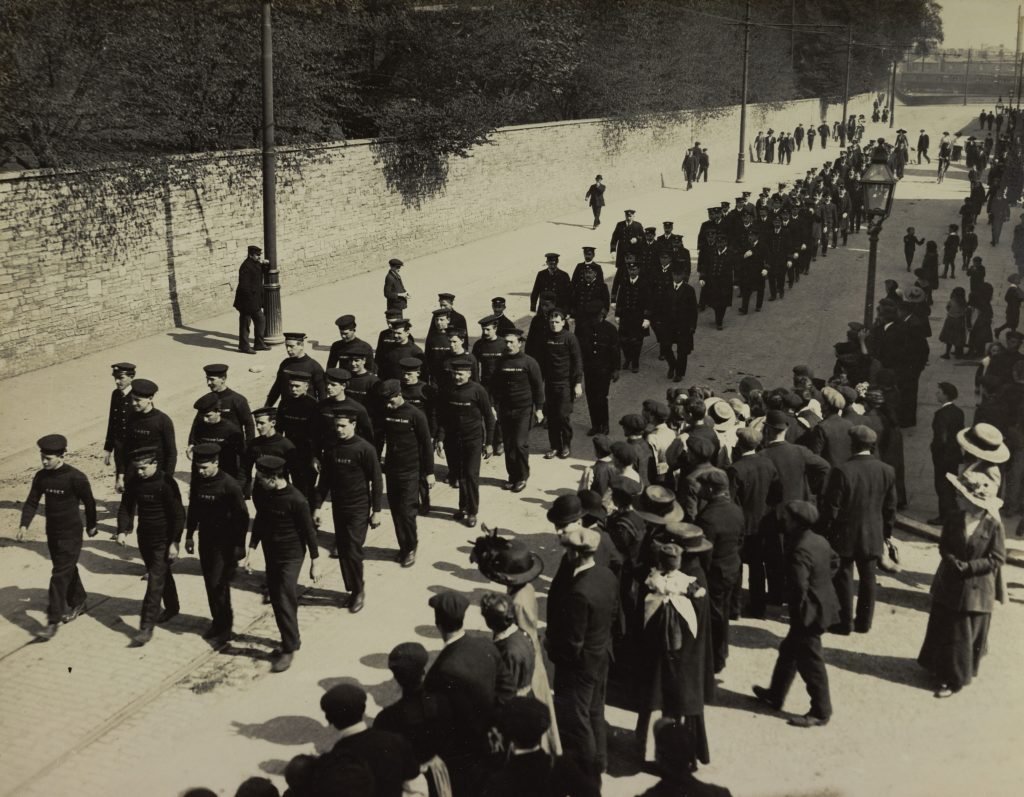 MeriaRmsTitanic's tweet image. On 20th April 1912, 5 days after the sinking of the #Titanic, a 'Titanic Memorial Service' was held in St. Mary's Church in Southampton. Officers and sailors made their way to the church to pay their respects to their colleagues lost at sea.
📸: Southampton Stories
#Titanic114
