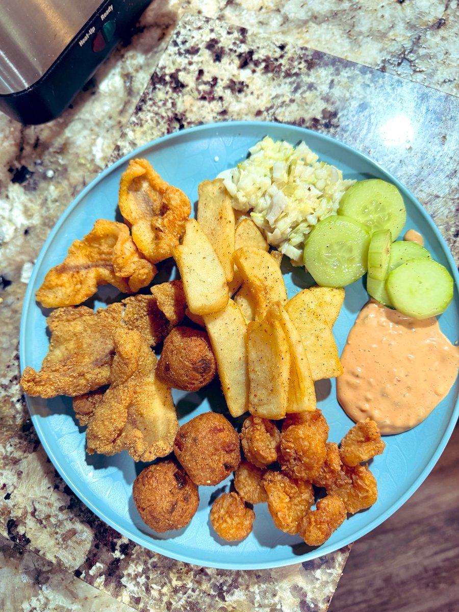 jaymartinez1973's tweet image. #Food #Foodie #Fish #Satursgallery #SaturdaysWithASmile #Lunch Went fishing yesterday and today I’m eating the fish I caught 👍🏽 coleslaw, fish, jalapeño hush puppies, fries, shrimp, tater sauce n hot sauce blend and vinegar salt n pepper cucumbers slices