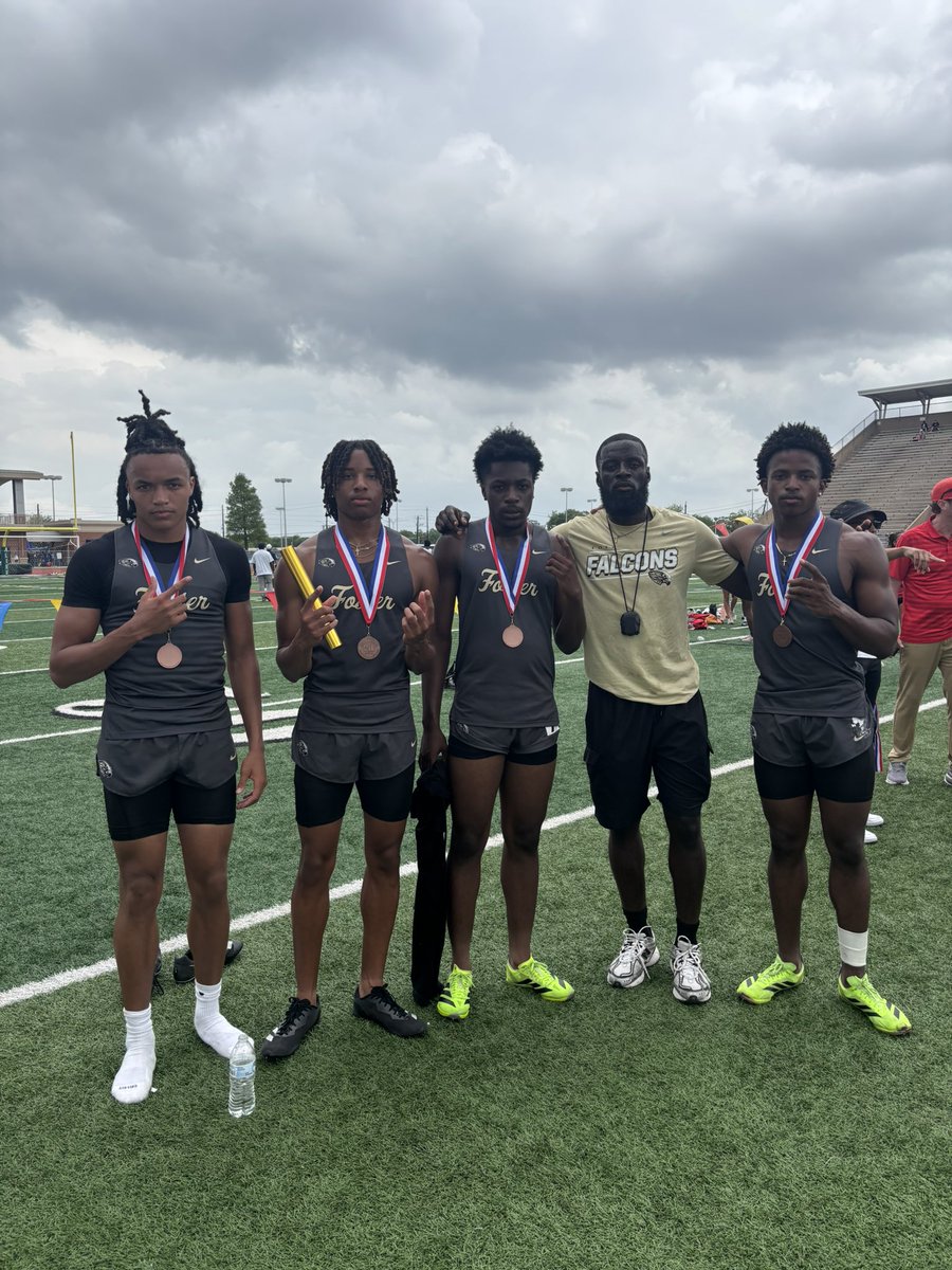 CoachGMbu's tweet photo. 4x400 Group heading to regionals and also broke the school record 

Great day fellas https://t.co/cAOgoQxdxs