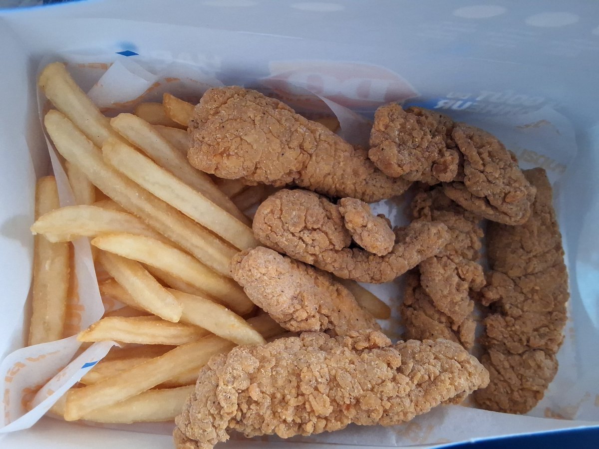 RoarringFlames's tweet photo. Got a 6 piece @DQCanada chicken basket, and there are 7 pieces of chicken inside! There is still hope for humanity. https://t.co/TGAJItUo4f