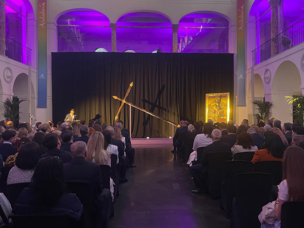 ✝️ La <a href="/RociodeMalaga/">Cofradía del Rocío</a> presenta la Cruz del Mundo por el 50 aniversario del Nazareno de los Pasos.

Diseñada por N.H. D. Curro Claros, tallada por D. Manuel Toledano, con orfebrería de D. Manuel Valera, pintura de D. Raúl Berzosa e imaginería de D. Juan Vega.

#CofradíasMlg