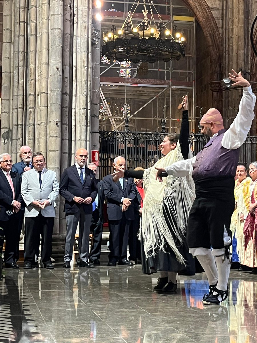 danielsirera's tweet photo. Misa en el altar mayor de la Catedral de Barcelona, en el marco de la celebración de Sant Jordi, organizada por la Casa de Aragón.  

Un acto solemne y emotivo, que puso en valor la tradición y la riqueza cultural aragonesa, con destacadas actuaciones baturras y jotas aragonesas. https://t.co/PfGX0KR8LU