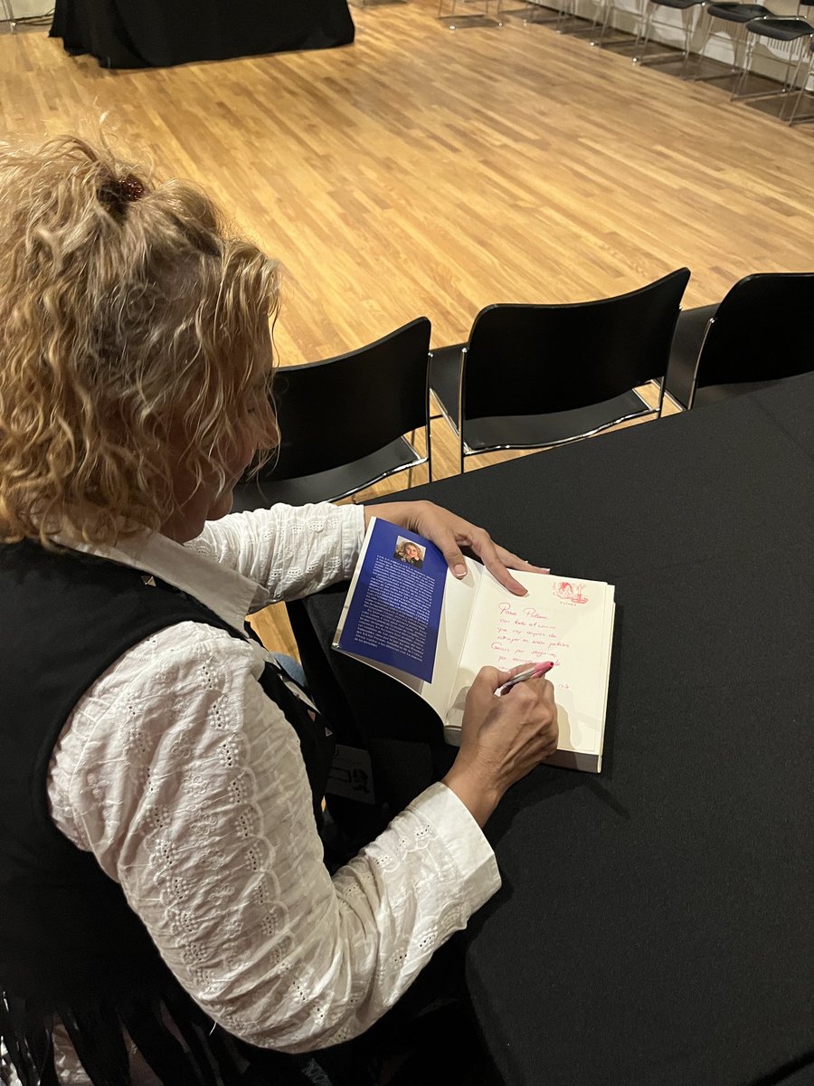 Pa_Palomi's tweet photo. Una de las muchas cosas bonicas que me ha regalado la 4ª #Edujornadas ha sido conocer a mi escritora favorita @de_infantil 
Soy mejor persona y docente, desde que sigo su cuenta y leo sus libros. 
Me quedo con su abrazo para siempre ❤️ https://t.co/8Dv5Gcdve3