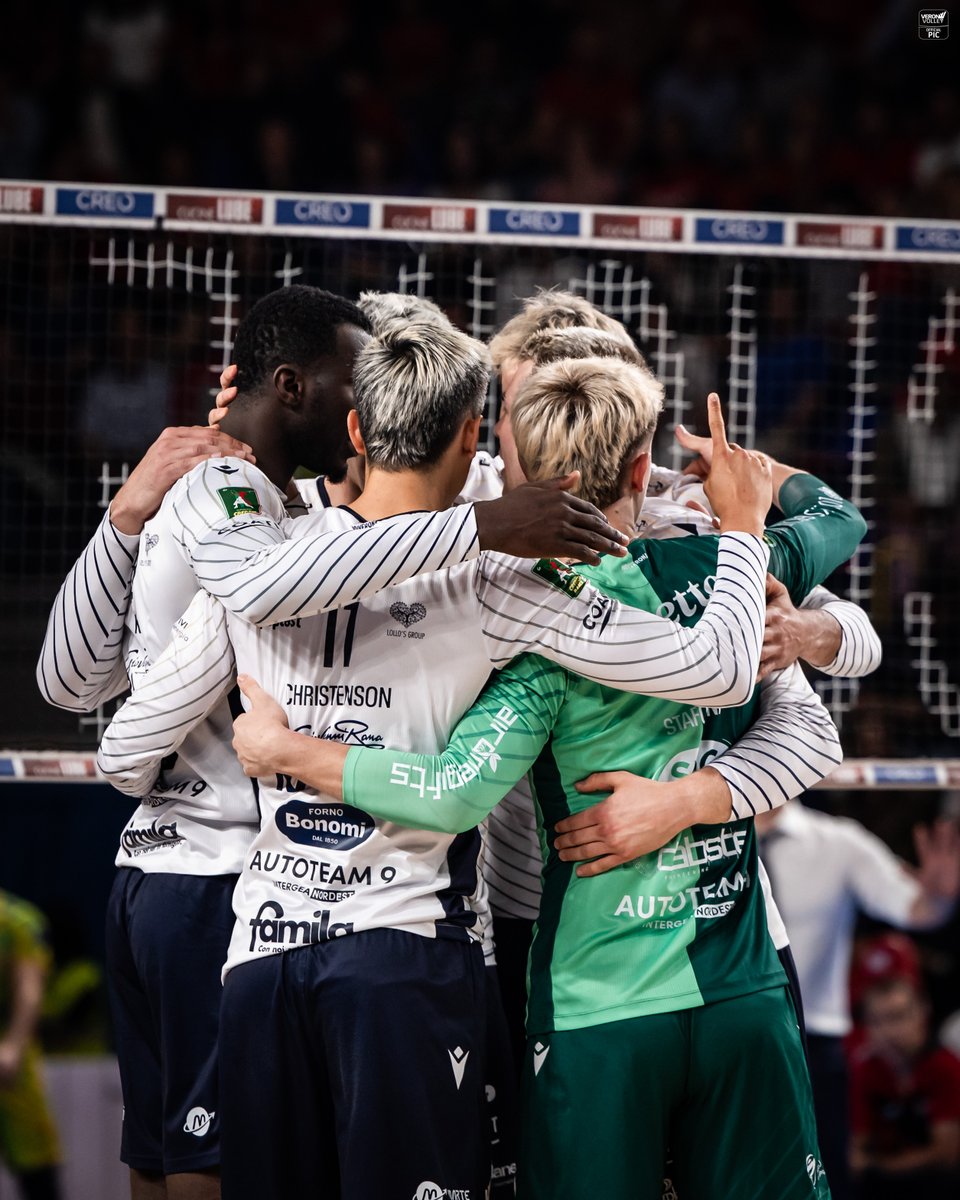 VeronaVolley's tweet image. 🏐 | LA LUBE CHIUDE LA SERIE: TERMINA IN SEMIFINALE LA STAGIONE STRAORDINARIA DI RANA VERONA

👉 Finisce all’Eurosuole Forum l'annata delle prime volte di Rana Verona, che termina il proprio percorso in Semifinale: tinyurl.com/2thyuj6b

#RanaVerona #VeronaVolley #NoiVerona