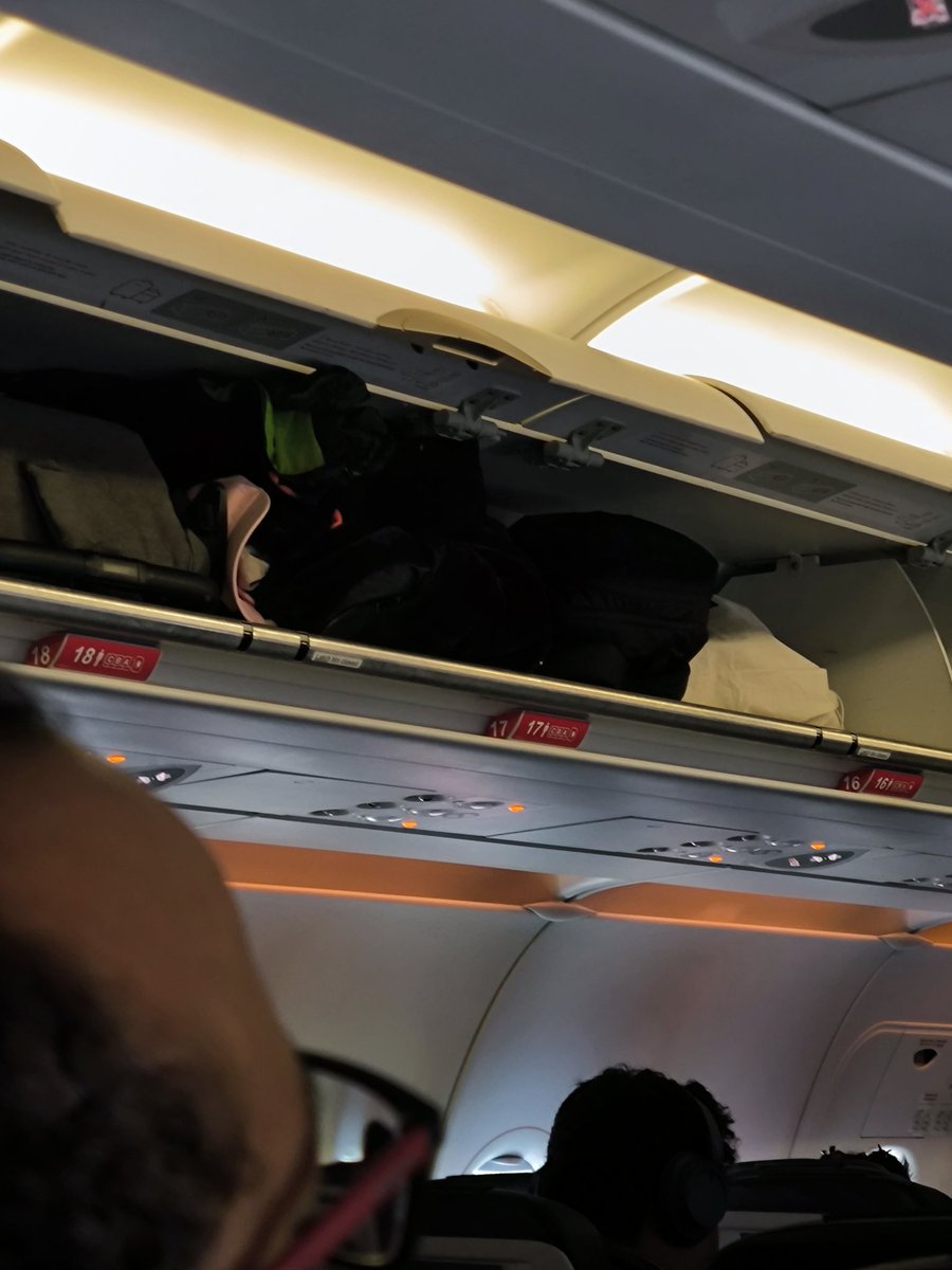 alejogomez12's tweet photo. @avianca y sus politicas de 🤮 para que ponen una tarifa light si te obligan a documentar el equipaje de mano, su excusa: el vuelo va lleno, pero no se supone que el compartimento superior es para carryon y la parte inferior de la silla delantera para los maletines? #fuck https://t.co/Xnyvo63ZV1