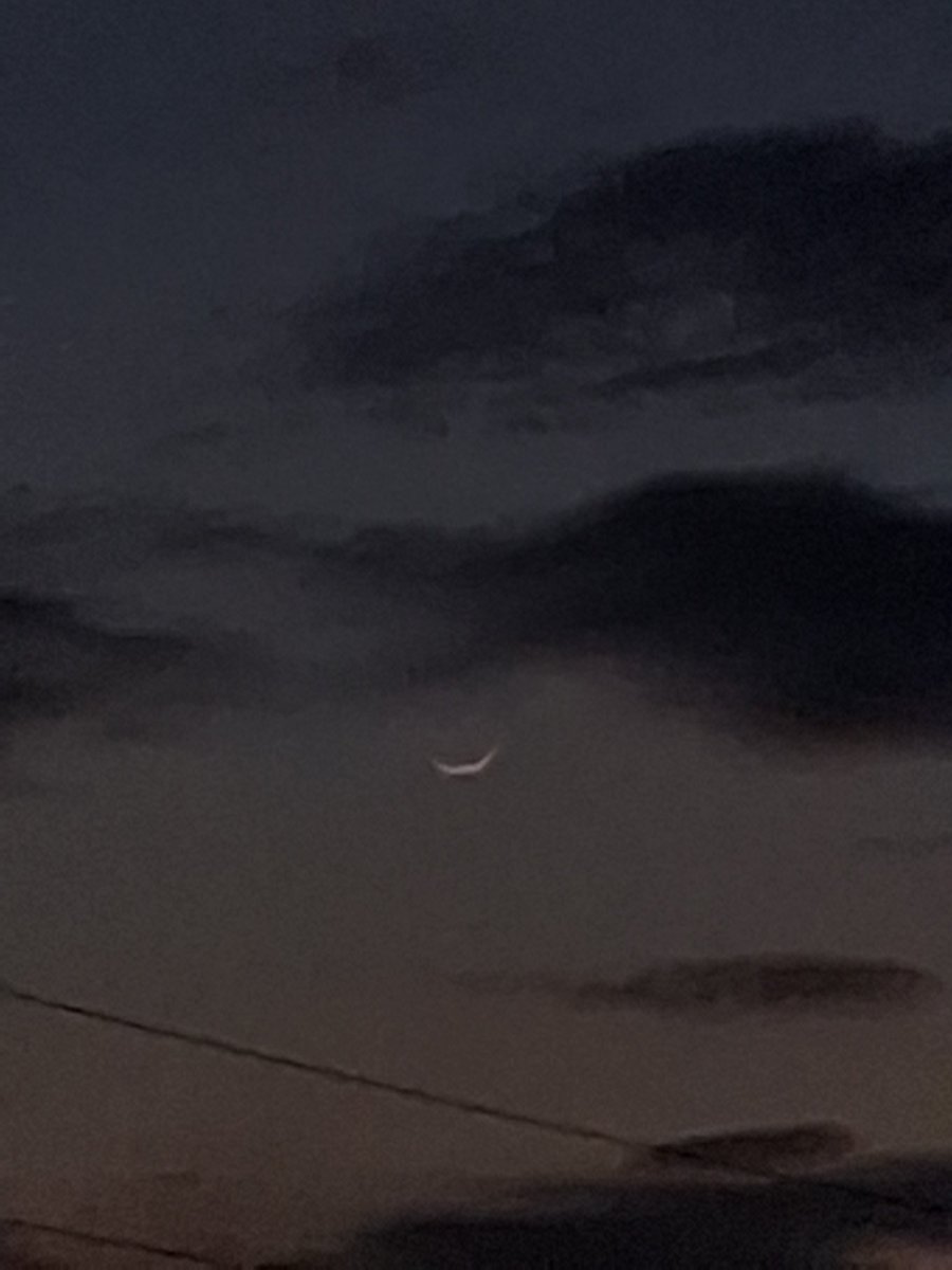 ghostyyaltair's tweet image. The moon is so tiny tonight  🌙🤏

#crescentmoon #moon #evening #eveningsky #skyphotography #nightsky #stars #photography #photographer #hobbyphotographer #weekend #spring #thephotohour #stormhour