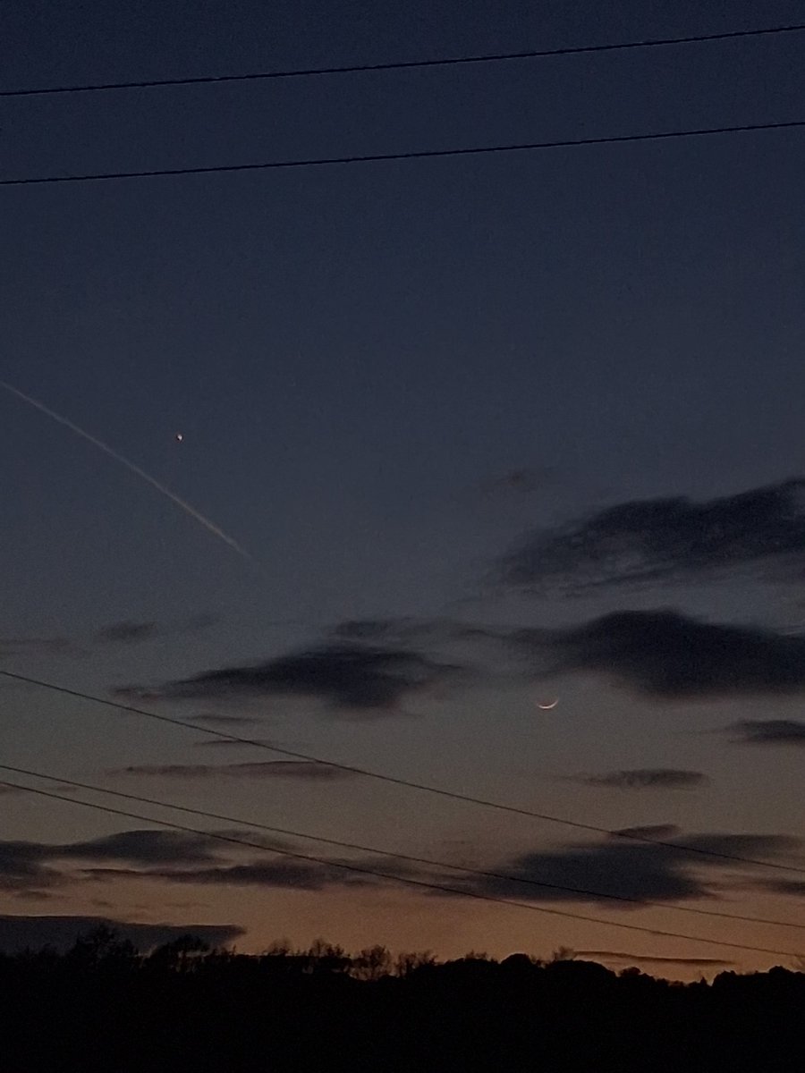 ghostyyaltair's tweet image. The moon is so tiny tonight  🌙🤏

#crescentmoon #moon #evening #eveningsky #skyphotography #nightsky #stars #photography #photographer #hobbyphotographer #weekend #spring #thephotohour #stormhour