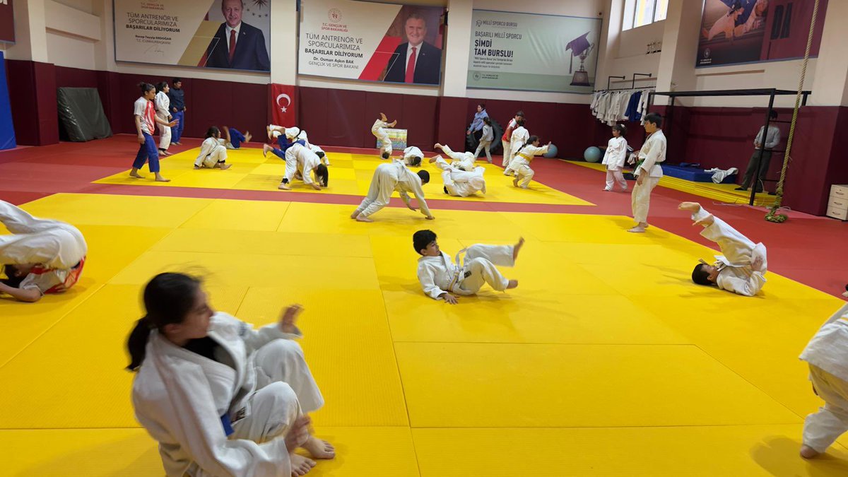 GSB_Van's tweet photo. 💪 Judo çalışmalarımız haftasonu da aralıksız devam ediyor!

Başarının sırrı, mola vermeden istikrarlı şekilde devam edebilmektir. Tatil yok, durmak yok; yolumuza tutkuyla ilerliyoruz.🥋

📍Tuşba | Çok Amaçlı Spor Salonu https://t.co/6moaLyd6Qe