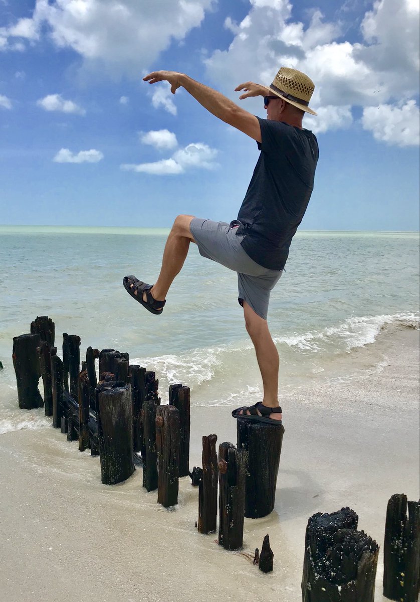 michael25961337's tweet image. Naples, Florida 🏝️ They have statues all over! Don’t know what the second pic is? 😂

#oldermen #maturemen #fun #mature #weekendvibes