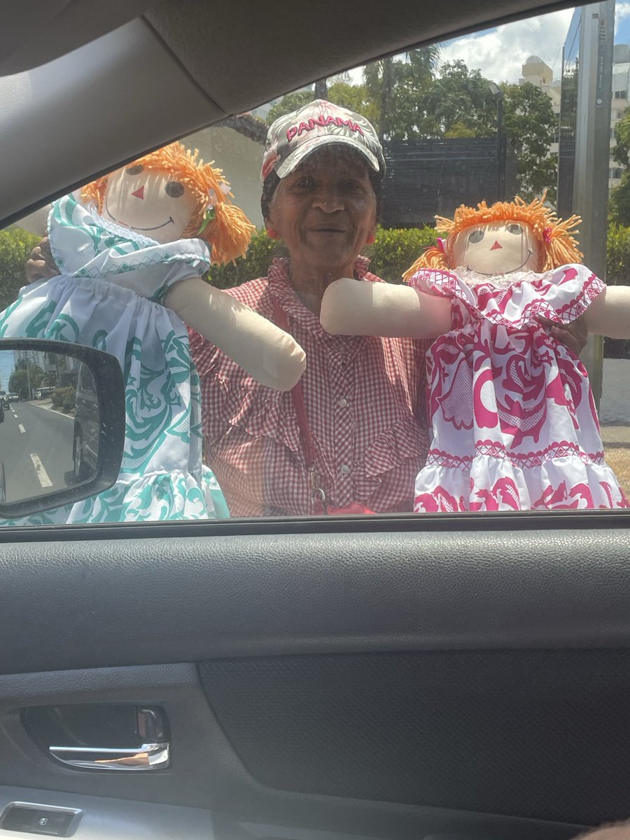ayúdenme a encontrar a esta señora para comprarle una muñequita 🪆🧸