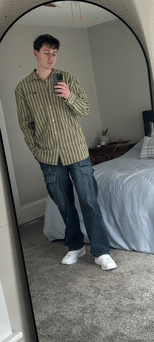 CeeeeeeJ_go's tweet photo. This guy is beating your ass in pugs and gossiping with your girl. Better be careful https://t.co/xmxIbpVHaO