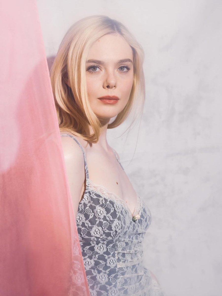 JuanmadelaPoza's tweet image. #ElleFanning interpreta a Margo, una joven sin trabajo y madre soltera que ha abandonado sus estudios universitarios y aspira a ser escritora, en #MargoTieneProblemasDeDinero (#MargosGotMoneyTroubles). Una comedia dramática de Apple TV+ que se ha estrenado el 15 de abril de 2026.