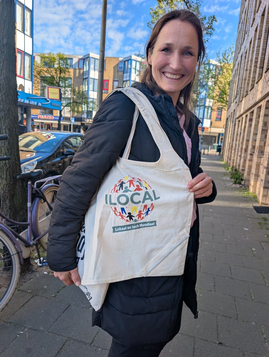 stichtingbbis's tweet photo. Een van de deelnemers aan de iLocal Foodtour met de ‘iLocal Lokaal en toch Mondiaal’ boodschappentas, die deelnemers aan de iLocal Foodtour ontvangen (zolang de voorraad strekt), i.c.m. de Schilderswijk-Transvaal winkelstratenkaart. #kooplokaal  #Schilderswijk #DenHaag https://t.co/kcGS8FtN16