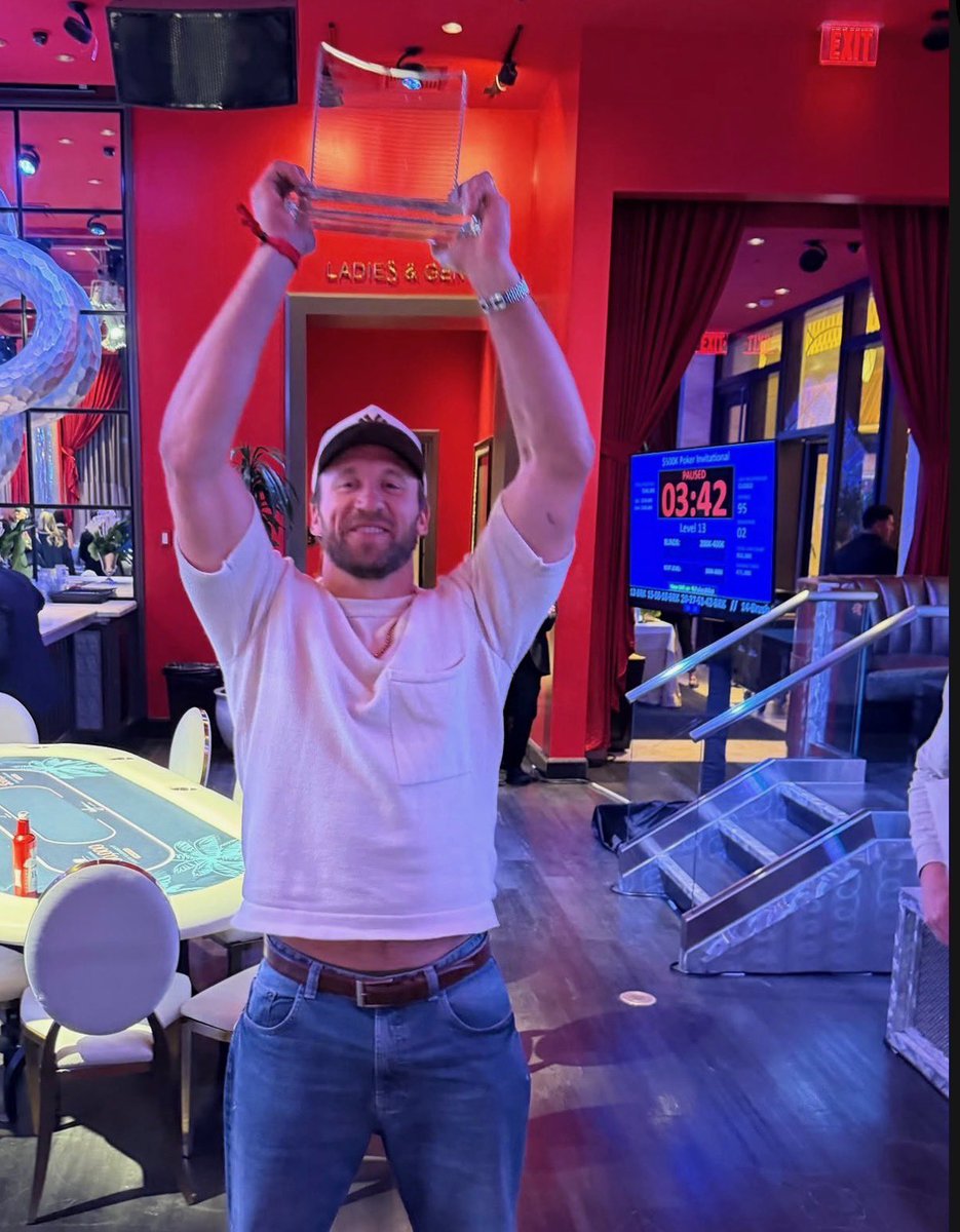 OurSf49ers's tweet image. #49ers FB Kyle Juszczyk just won a Poker Tournament in Las Vegas this today 😅

H/T @nineralex