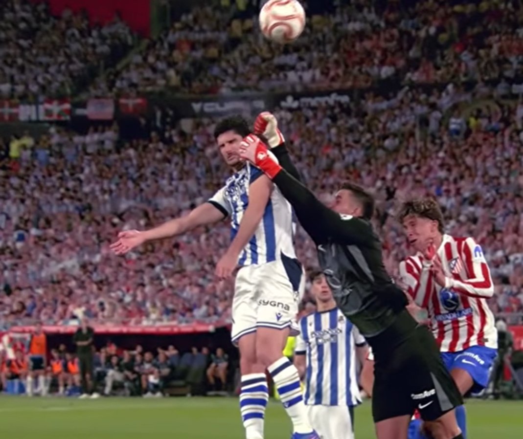 BarcaTouchline's tweet photo. I hope the robbery is crystal clear now.

UEFA Ref                                           La Liga Ref
UCL QF                                              CDR Final
No penalty, no card                      Penalty, yellow card https://t.co/UDvuKY8UsM