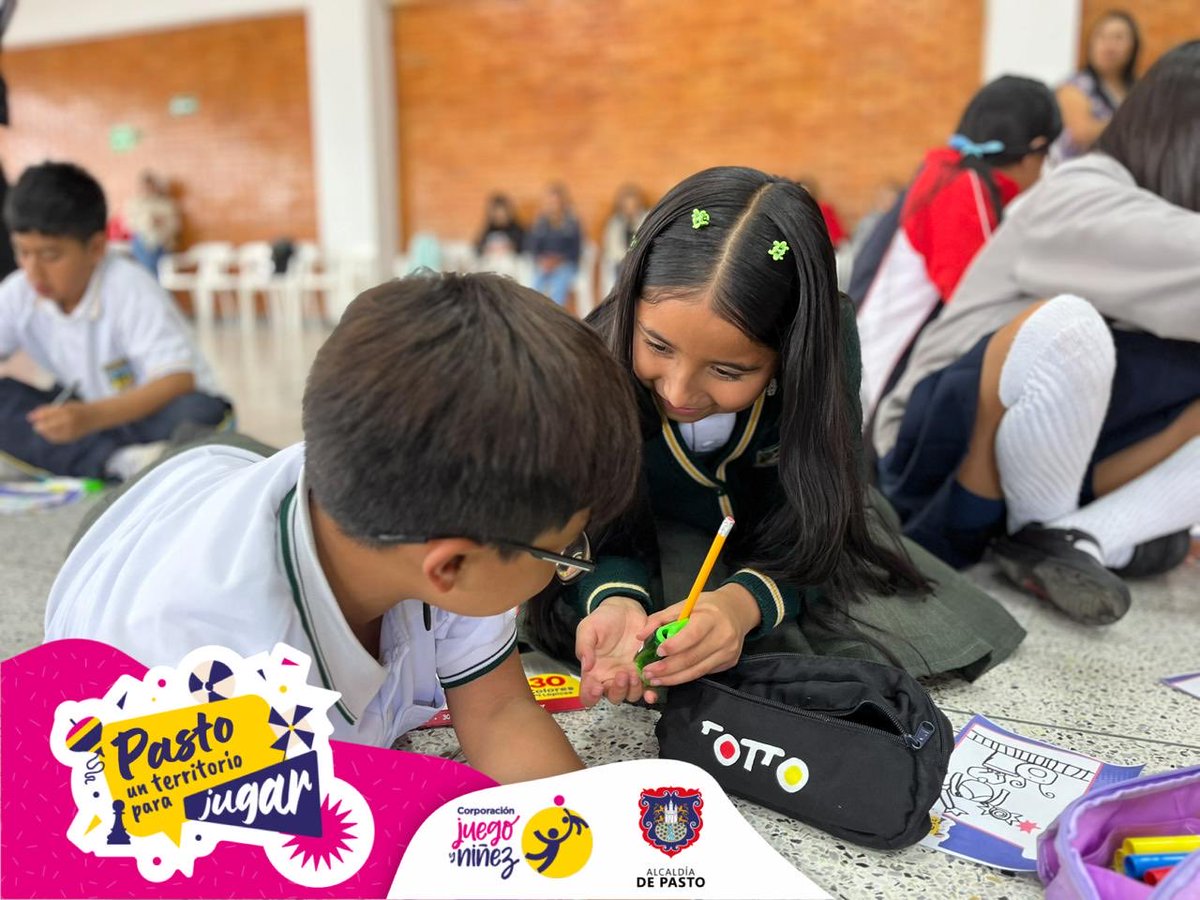 alcaldiapasto's tweet image. ¡Las ideas de nuestra niñez transforman a #Pasto! 🎯

Cerca de 70 niños, niñas y adolescentes participaron en "Escuchar para Jugar" en el Liceo Central de Nariño, proponiendo estaciones de juego para celebrar su mes en entornos incluyentes.
