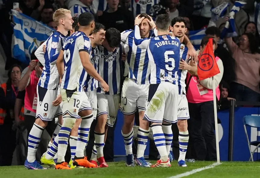 Descanso en La Cartuja. 
Real Sociedad le está ganando al Atl. Madrid por 2-1 con goles de Barrenetxea al 1' y Oyarzabal de penal al 45'+1, Lookman marcó para los colchoneros al 18'