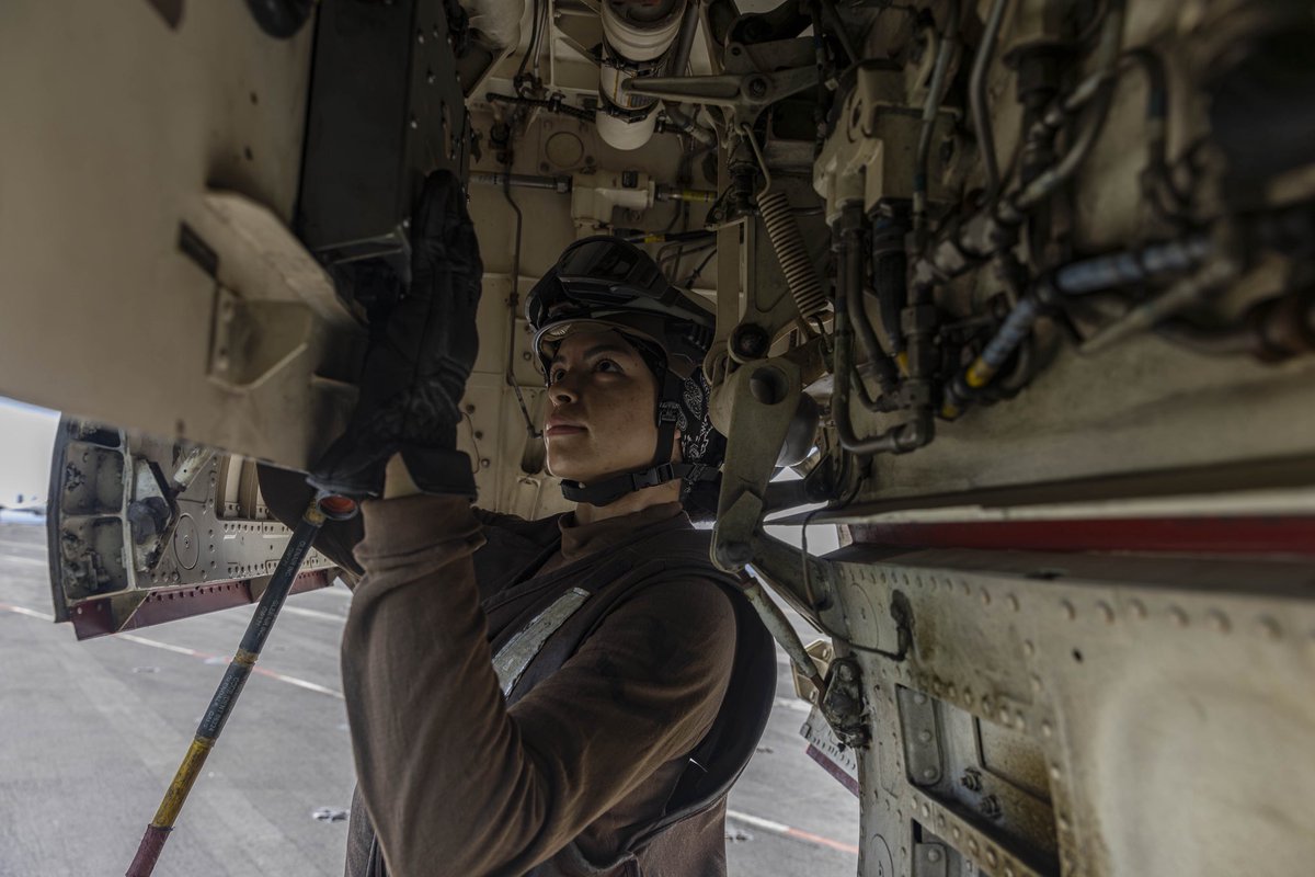 CVN_72's tweet photo. Sailors and Marines perform routine maintenance to ensure the Abraham Lincoln Carrier Strike Group remains mission-ready.

#InMundoOptimum #ShallNotPerish #ABECSG2526 https://t.co/0qJBHHOWKm