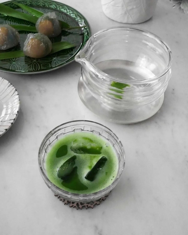 Matchaeologist's tweet image. Freshly whisked 🍃 #Matcha hits different. Elevate your #MatchaRitual with our sleek Glass Katakuchi Bowl 🍵✨ (📸: @ ayumi.kawai_arno | @ matchaeologist_jp) 👉 bit.ly/katakuchi

Thoughtful design, steady grip, effortless pour. 😍 Perfect for your daily ritual. 🌿