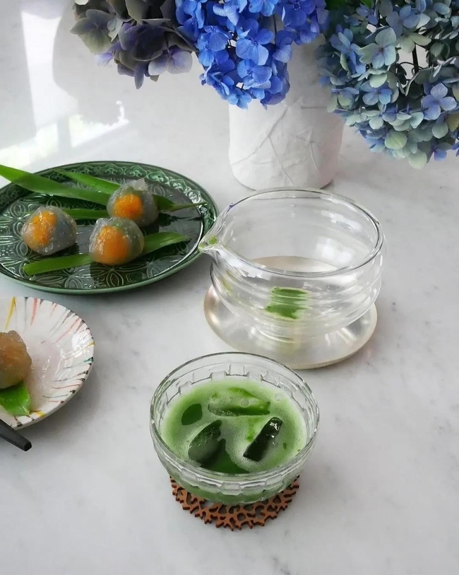 Matchaeologist's tweet image. Freshly whisked 🍃 #Matcha hits different. Elevate your #MatchaRitual with our sleek Glass Katakuchi Bowl 🍵✨ (📸: @ ayumi.kawai_arno | @ matchaeologist_jp) 👉 bit.ly/katakuchi

Thoughtful design, steady grip, effortless pour. 😍 Perfect for your daily ritual. 🌿